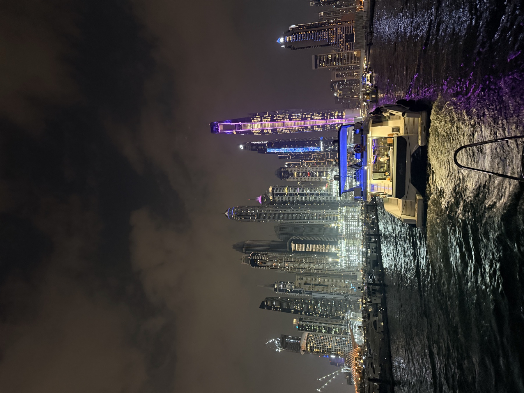 ボートから見たドバイマリーナの夜景