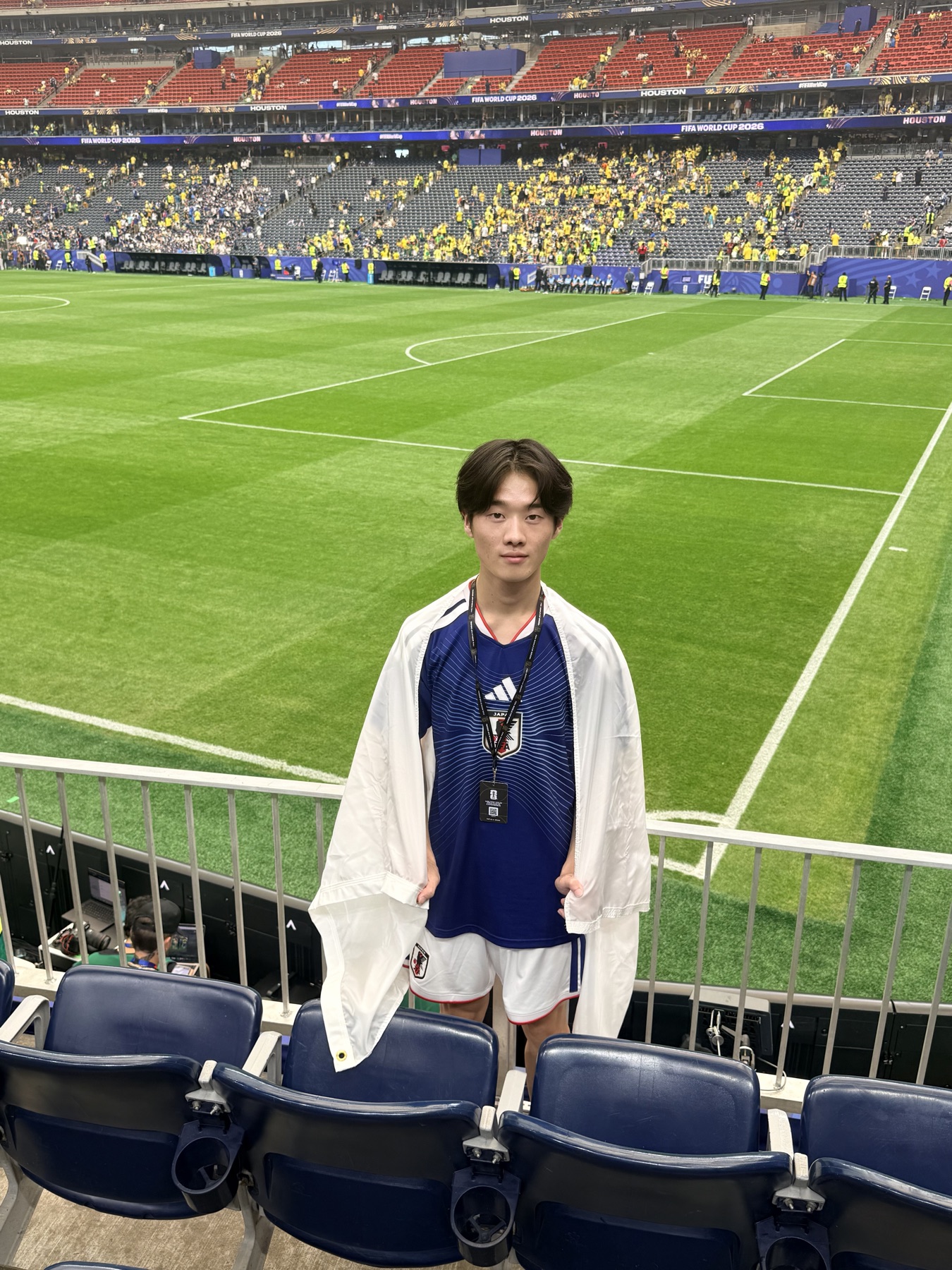 アメリカ・ヒューストンのスタジアムに立つなかざわ